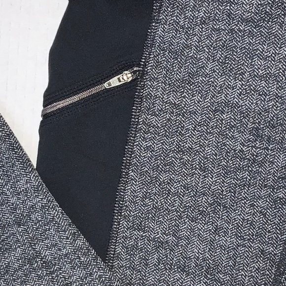 NWOT Athleta Leggings with zipper pockets, Dual Color, Size S - Picture 2 of 7